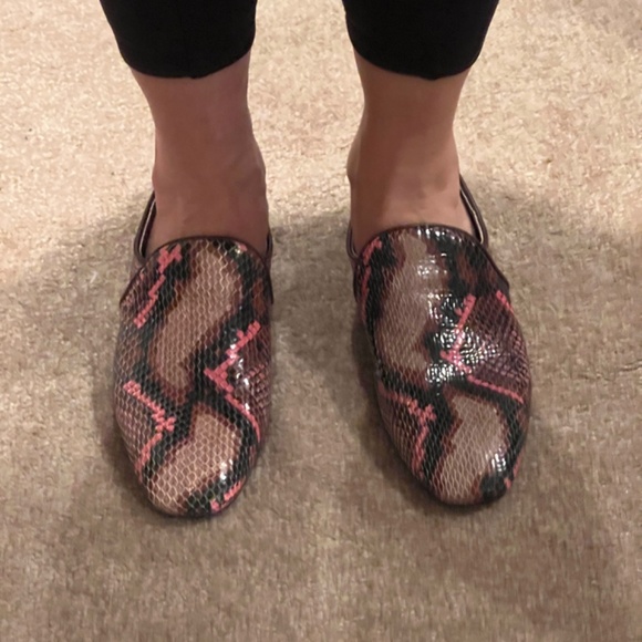Stunning Aquatalia Snake Embossed Slip Ons - Picture 3 of 9